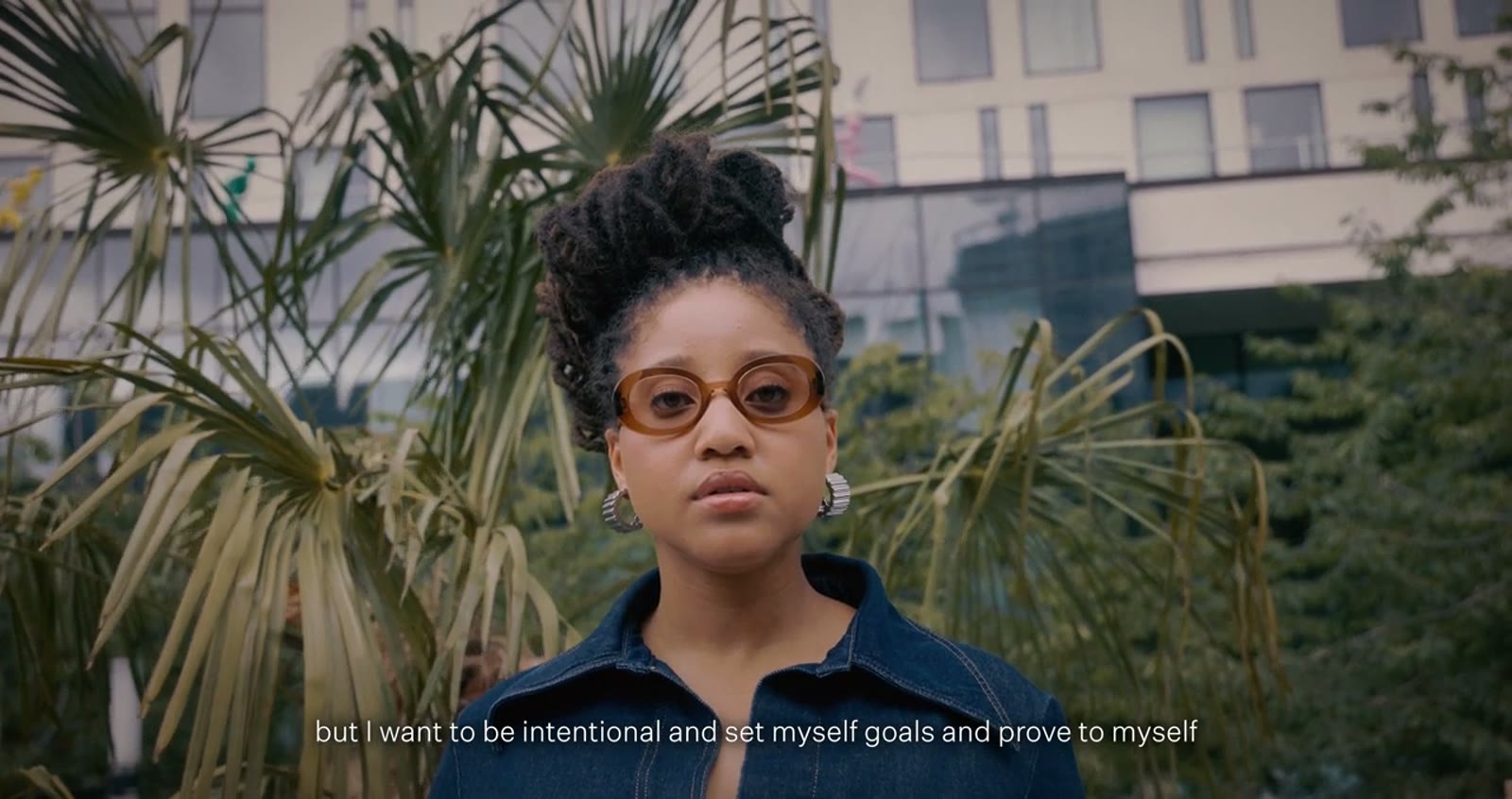 Still: Ni Maxine on the terrace